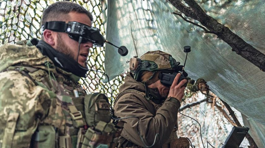 Hiện Quân đội Ukraine đang thực hiện chương trình đặc biệt “Những chú chim Magyar” được các cố vấn Mỹ huấn luyện và được tài trợ theo một nguồn ngân sách riêng biệt cho Quân đội Ukraine. Chương trình bao gồm đào tạo các phi công điều khiển và lập trình viên quân sự cho Quân đội Ukraine trong lĩnh vực UAV FPV.