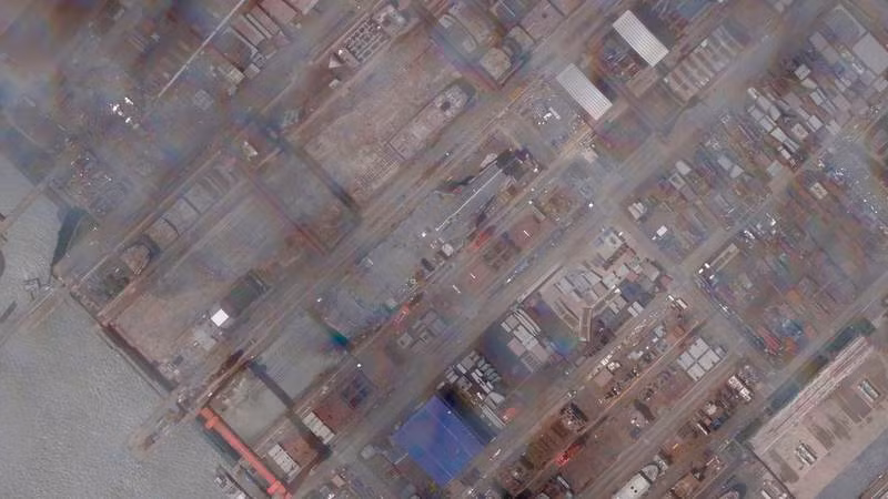 Trong các bức ảnh vệ tinh, có thể thấy rõ phần boong của tàu sân bay. Trong một hình ảnh được chụp hôm thứ 7/6 qua những đám mây mù, những thiết bị phụ trợ phía sau tàu sân bay dường như đã bị loại bỏ; đây là công đoạn để tiến tới làm ngập toàn bộ bãi cạn và làm nổi con tàu. Hình ảnh trước đó cho thấy công việc đang diễn ra.