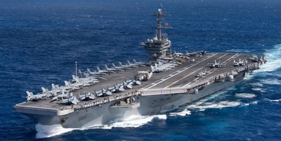 Hải quân Mỹ vẫn là nước dẫn đầu thế giới về tàu sân bay, với số lượng 11 tàu chạy bằng năng lượng hạt nhân. Hải quân Mỹ cũng có 9 tàu tấn công đổ bộ, có thể chở trực thăng và máy bay chiến đấu cất cánh thẳng đứng.