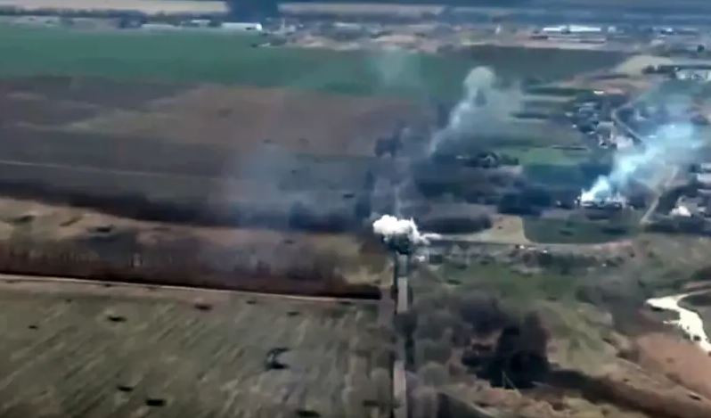 RFAF chọn phát động cuộc tấn công Pokrovsk vào tháng 12 lần này, có thể vì thời tiết lạnh giá ở Ukraine thuận lợi cho việc sử dụng các phương tiện hạng nặng. Họ dồn quân đến cách thành phố chỉ hơn hai km, điều hiếm thấy trong toàn bộ cuộc chiến. Những người lính ở tiền tuyến cho biết, hỏa lực của RFAF rất mạnh, hàng ngày có hàng trăm quả đạn pháo rơi vào trận địa quân Ukraine và áp lực phòng thủ đặc biệt cao.