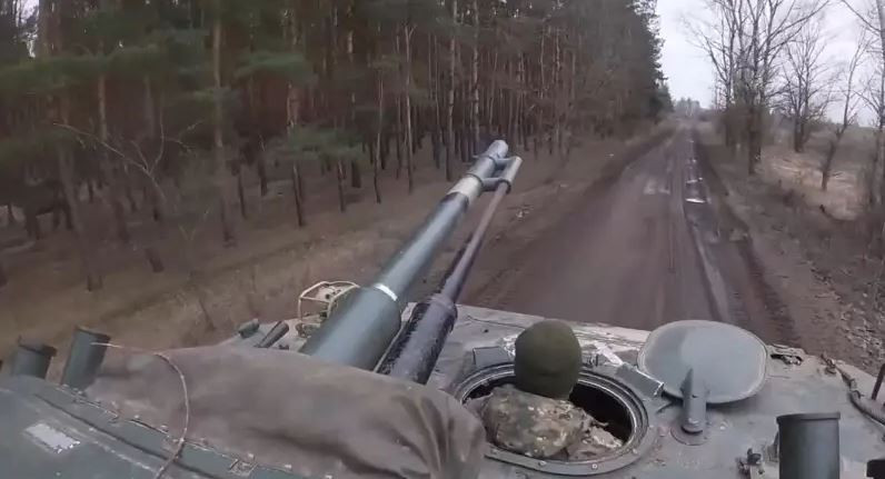 Xem các video quay trực tiếp từ chiến trường cho thấy, bộ binh Nga xung phong về phía vị trí của quân Ukraine như thủy triều. Đôi khi có hàng trăm người tấn công, tạo thành đội hình dày đặc và lao về phía trước bất chấp thương vong.