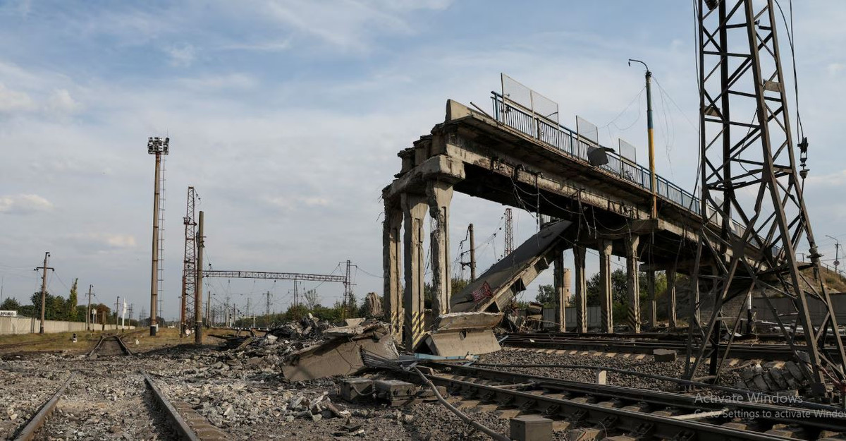 Quân đội Ukraine buộc phải sử dụng các tuyến đường dự phòng, tuy nhiên, những tuyến đường này có xa gấp đôi tuyến vận tải ban đầu. Hơn nữa, RFAF thường xuyên sử dụng UAV và không quân ném bom, pháo binh tầm xa bắn phá tuyến đường mới này mỗi ngày. Do vậy việc tiếp tế ra tiền tuyến rất khó khăn.