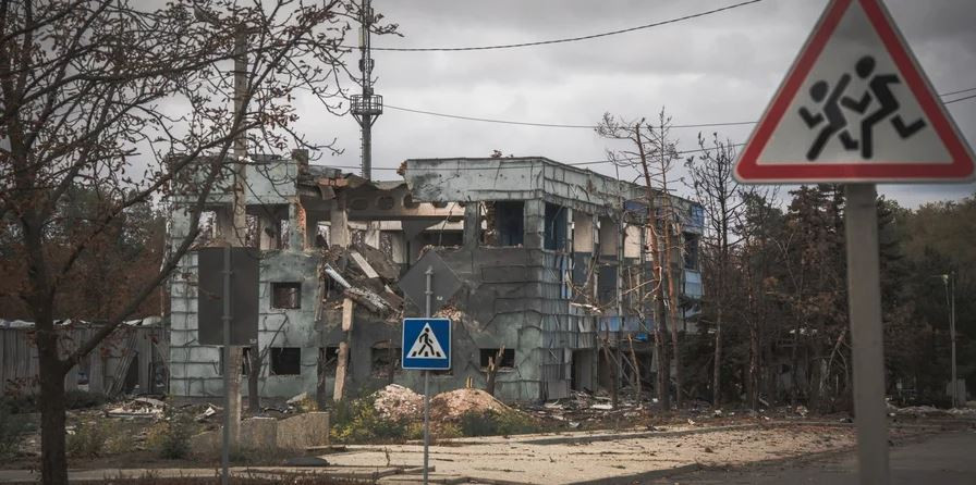 Phóng viên người Đức J. Röpke “tiếc nuối” thông báo với độc giả rằng, AFU đã để mất Kurakhove; Röpke viết, AFU phải rút khỏi Kurakhove vì thiếu quân số, tuy nhiên cơ sở hạ tầng của thành phố phần lớn không bị phá hủy quá nghiêm trọng.