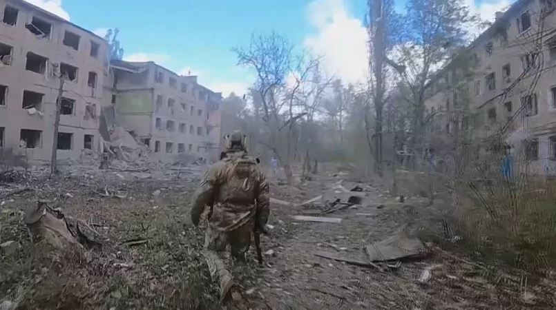 Bên cạnh đó, Quân đội Nga đã có nhiều kinh nghiệm trong việc tấn công các mục tiêu trong thành phố như ở Mariupol, Bakhmut và gần đây nhất là Avdiivka. Đặc biệt là việc hồi sinh của lực lượng không quân chiến thuật, đã giúp lực lượng mặt đất thuận lợi hơn nhiều trong việc tấn công các thành phố.