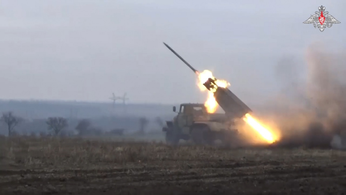 Đồng thời Quân đội Nga dựa vào ưu thế tuyệt đối về pháo binh và không quân, để loại bỏ sức mạnh chiến đấu của Quân đội Ukraine. Phương pháp hỏa lực liên tục của Quân đội Nga tuy tốn kém, nhưng giúp lực lượng mặt đất của họ, không phải vào tình thế “sinh tử” với quân Ukraine.