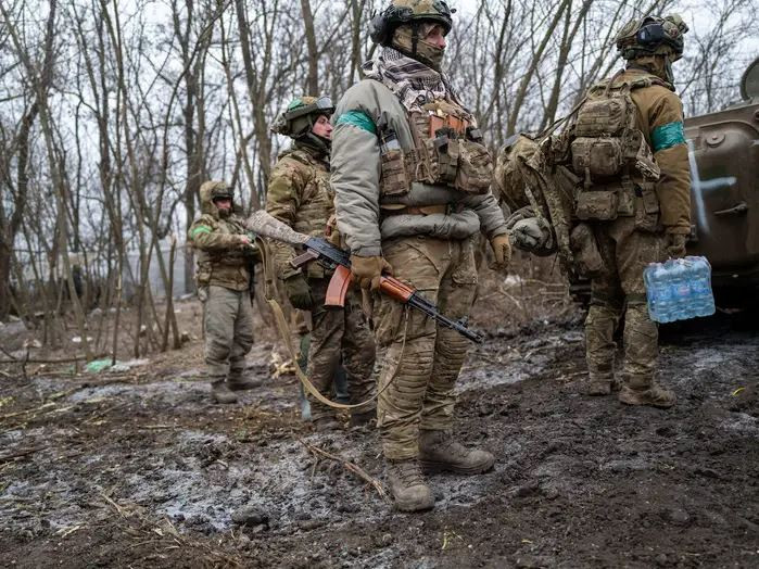 Ở Chasov Yar, quân Nga với sự giúp đỡ của dân địa phương đã tìm ra con đường nhỏ không có trên bản đồ, họ nhanh chóng đột nhập vào phía đông kênh đào Severski Donets - Donbass chảy qua Chasov Yar và nhanh chóng đánh tan Lữ đoàn 67 của Quân đội Ukraine đang bảo vệ nơi này.