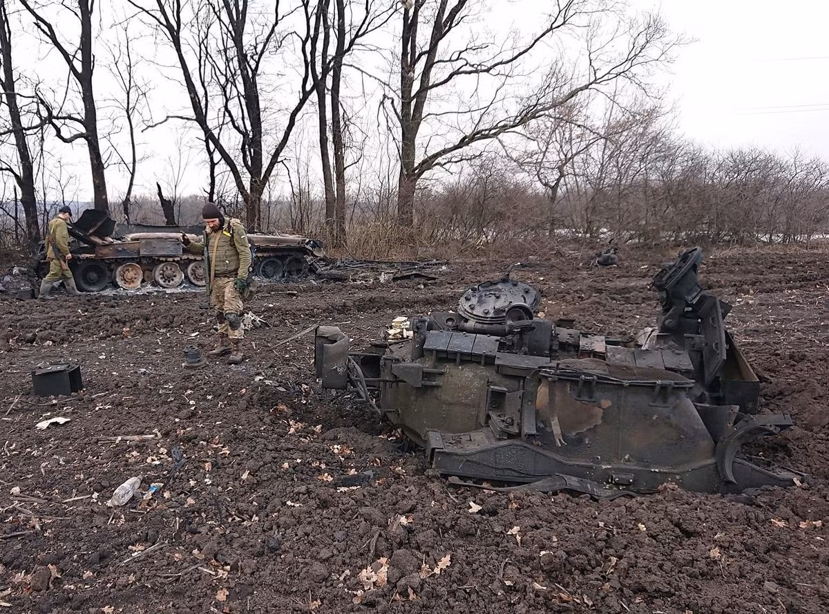 Trong Thế chiến thứ hai, Quân đội Liên Xô đã càn quét khắp Đông Âu với chiến thuật bộ binh cơ giới. Giờ đây, Quân đội Nga đang thực hiện chiến thuật “ngàn vết cắt”, chống lại quân Ukraine trên mặt trận dài 1.200 km.