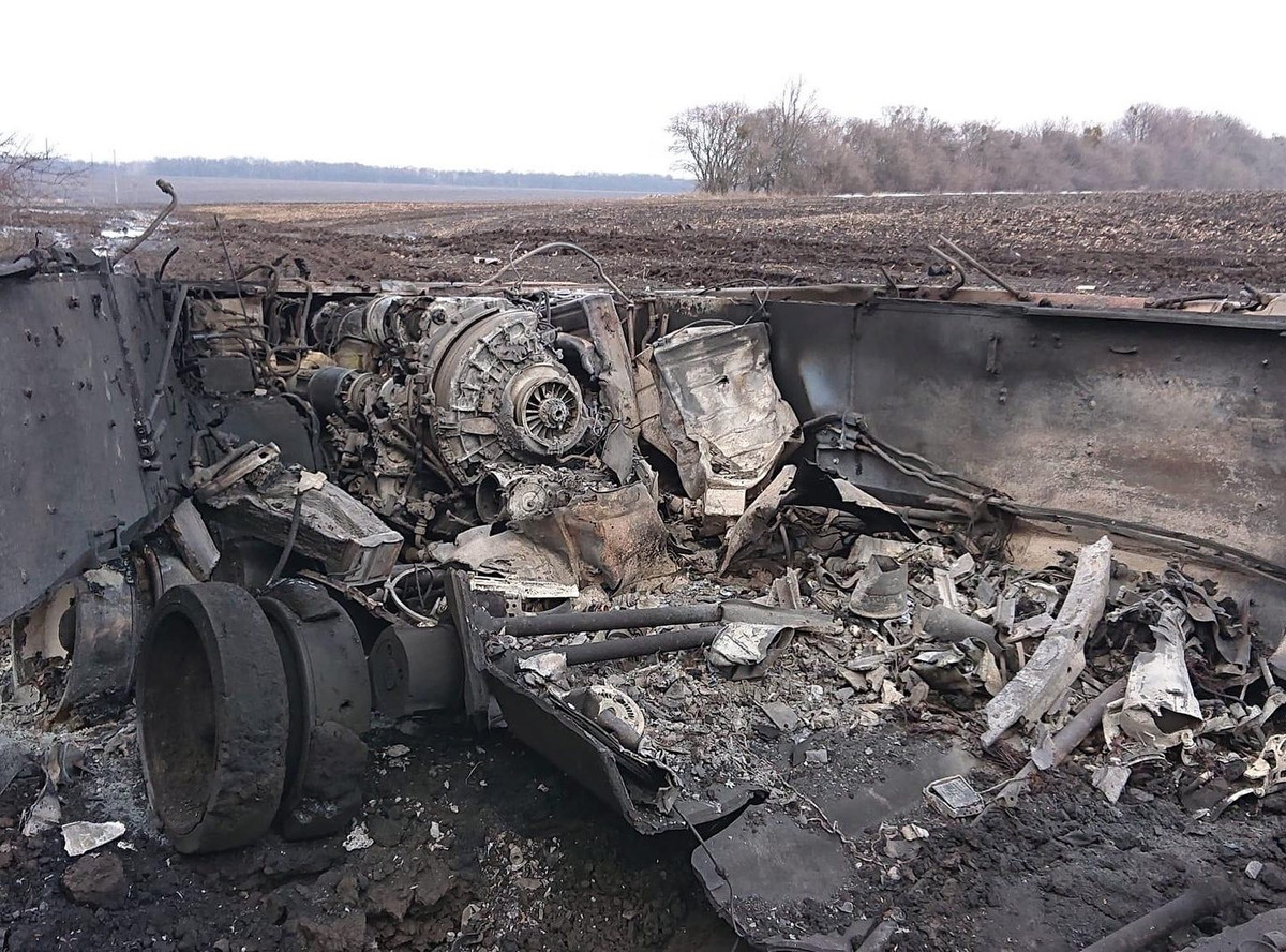 Chiến thuật “ngàn vết cắt” là tiến hành các chiến dịch nhỏ, nhưng với cường độ cao, tiến lên từng bước và không cho quân Ukraine cơ động. Quân đội Nga đã tổ chức các cuộc hành quân liên tục quy mô nhỏ, nhằm kéo quân Ukraine vào một khu vực không có lực lượng phòng thủ cố định.