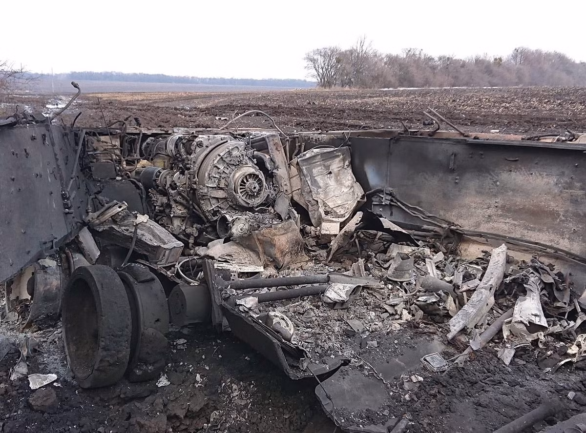 Chiến thuật “ngàn vết cắt” là tiến hành các chiến dịch nhỏ, nhưng với cường độ cao, tiến lên từng bước và không cho quân Ukraine cơ động. Quân đội Nga đã tổ chức các cuộc hành quân liên tục quy mô nhỏ, nhằm kéo quân Ukraine vào một khu vực không có lực lượng phòng thủ cố định.