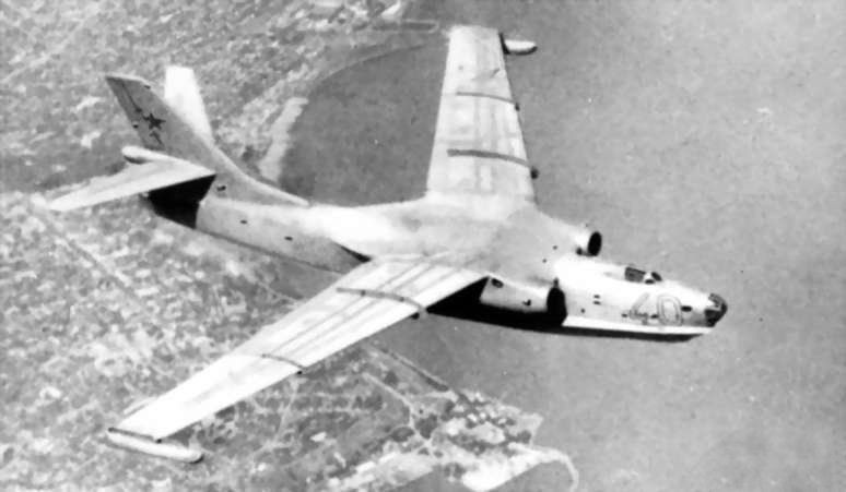 Một nhóm các nhà chế tạo đã phát triển nó trong điều kiện giữ bí mật tối đa và ngay cả những nhân viên khác của Cục cũng không biết họ đang làm gì. Phiên bản cuối cùng của Be-10 dài 31,5 mét sải cánh dài 27 mét và mang theo một ngư lôi tên lửa. Be-10 đã thiết lập nhiều kỷ lục như là thủy phi cơ có tốc độ bay nhanh nhất, khi đạt tốc độ 912 km/ h.