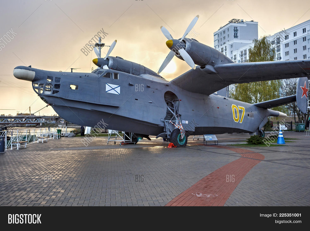 Be-12 được thiết kế như một thủy phi cơ chống tàu ngầm và có chuyến bay đầu tiên vào năm 1960. Đáng buồn thay, một năm sau, trong một chuyến bay thử nghiệm của nó, đã kết thúc trong thảm kịch, do sai sót của một trong các phi hành đoàn. 