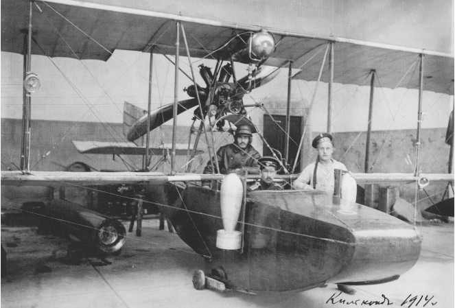 Dmitry Grigorovich đã nghiên cứu công nghệ và sau đó chế tạo ra chiếc thủy phi cơ đầu tiên của Nga có tên M-1, có khung bằng gỗ và các cánh được bọc bằng vải lanh. M-1 có sải cánh 14 mét và dài khoảng 8 mét; tốc độ tối đa 90 km/h và chở được hai người. Tuy nhiên, chỉ có một chiếc M-1 được chế tạo.