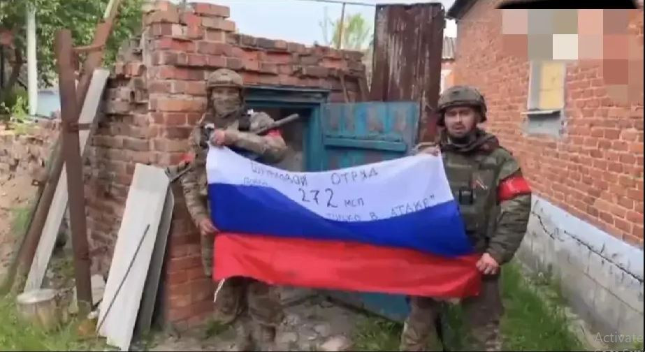 Quan Nga vuot song Vovcha, cam co o phia nam thanh pho Volchansk-Hinh-2