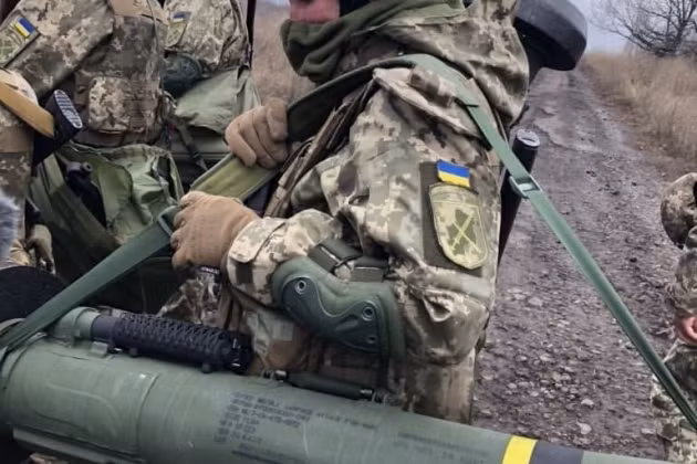 Thông tin về việc Quân đội Ukraine sử dụng tên lửa chống tăng Javelin đã được kênh truyền hình Mỹ công bố; trên đoạn video được công chiếu, người xem có thể nhìn thấy quân nhân Ukraine sử dụng các tổ hợp tên lửa chống tăng Javelin. 