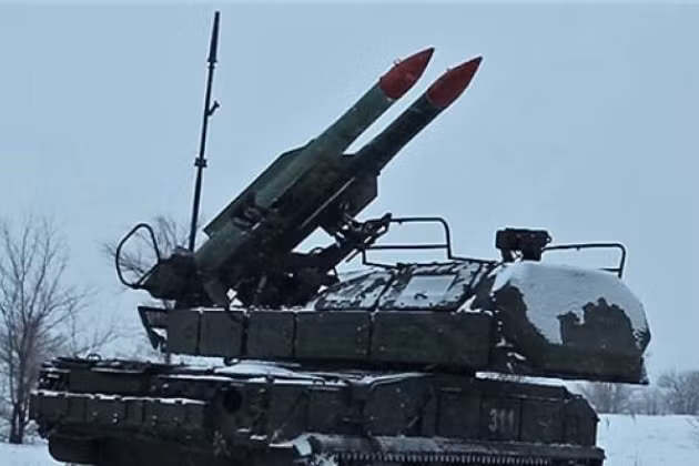 Trong bối cảnh xuất hiện thông tin hiện đã có 36 chiếc máy bay không người lái tấn công Bayraktar TB2, có thể đã được biên chế cho Quân đội Ukraine, được biết Nga đã điều hàng chục hệ thống tên lửa phòng không Buk tới biên giới Ukraine.