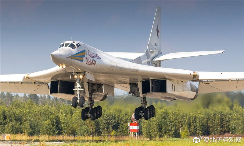 Đối với Nga, “ném bom chiến lược” dường như quá xa tầm với, lý do vì Ukraine đã có được một số lượng lớn tên lửa đất đối không tầm xa còn lại từ thời Liên Xô và của phương Tây viện trợ. Trong khi đó, không quân Nga chưa có khả năng “dọn sạch” những “vật cản” trên, chưa thực sự chiếm được ưu thế trên không hoàn toàn ở Ukraine.