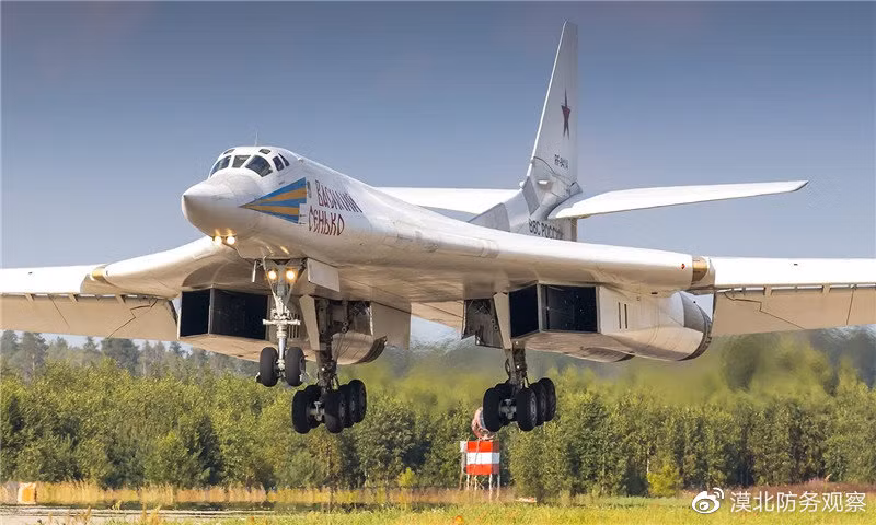 Đối với Nga, “ném bom chiến lược” dường như quá xa tầm với, lý do vì Ukraine đã có được một số lượng lớn tên lửa đất đối không tầm xa còn lại từ thời Liên Xô và của phương Tây viện trợ. Trong khi đó, không quân Nga chưa có khả năng “dọn sạch” những “vật cản” trên, chưa thực sự chiếm được ưu thế trên không hoàn toàn ở Ukraine.