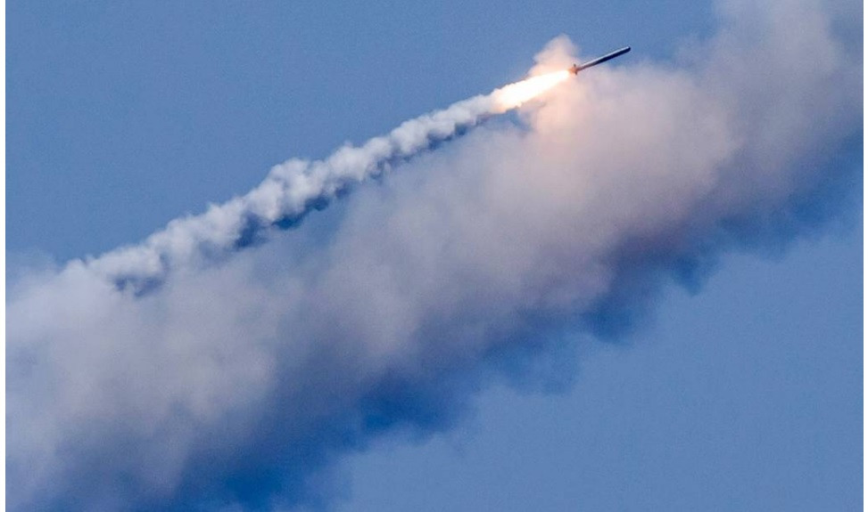 Với Ukraine - một quốc gia công nghiệp phát triển với dân số 40 triệu người, việc duy trì phóng hàng chục tên lửa hành trình mỗi ngày trong thời gian dài là điều không thể; mà Nga cần đưa máy bay ném bom chiến lược và máy bay tấn công để ném bom với tần suất lớn. 