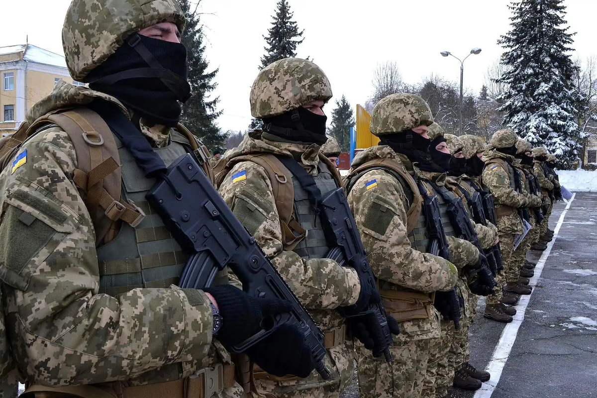 Lợi thế của Quân đội Nga tại đây, đó là vị trí phòng thủ của Quân đội Ukraine trên hướng Nikolayev rất yếu, kém xa so với vị trí Quân đội Ukraine đã xây dựng ở Donbass trong 8 năm. Nếu Quân đội Nga tập hợp quân chủ lực trong một tháng, có thể tiến nhanh đến được Nikolayev.