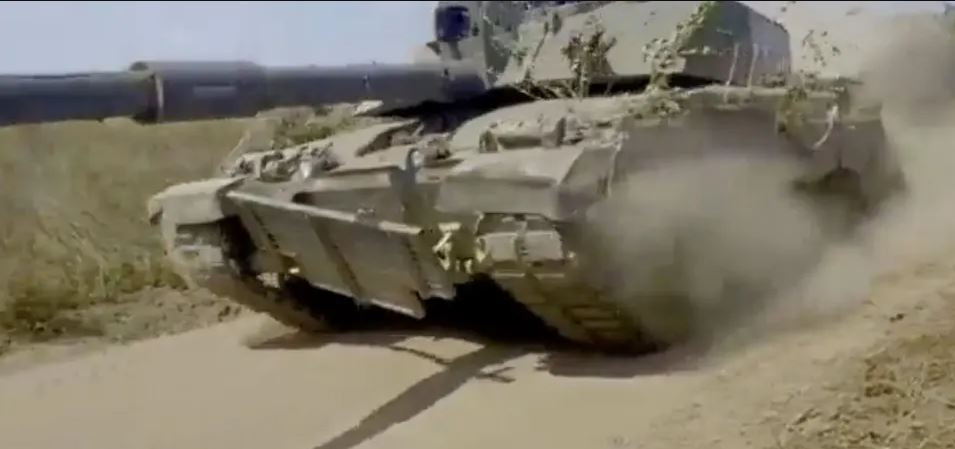 Ngoài lớp giáp Chobham, Challenger 2 còn có thêm cơ chế phòng thủ “mềm” chống lại tên lửa chống tăng có điều khiển, có tên là “Bộ hỗ trợ phòng thủ (DAS)”. Hệ thống này được thiết kế để phát hiện tên lửa đang bay tới và kích hoạt kịp thời các biện pháp đối phó như phóng lựu đạn khói, nhằm ngụy trang xe tăng và gây nhầm lẫn cho hệ thống dẫn đường của tên lửa. 
