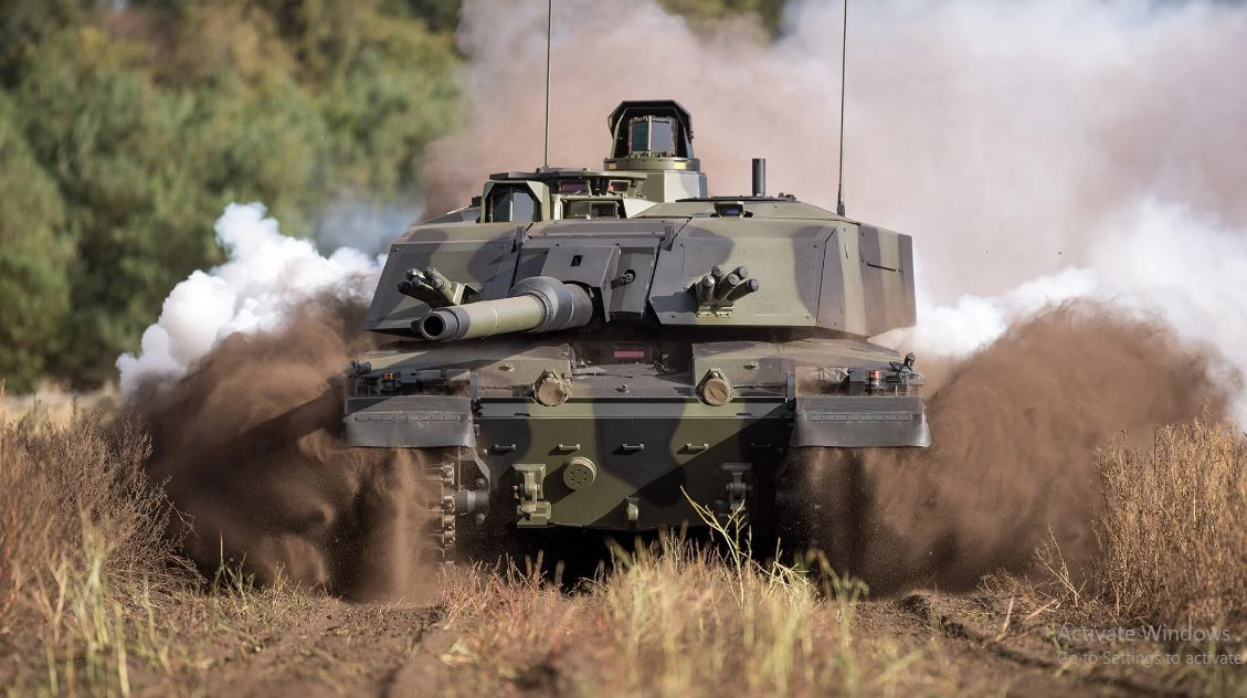 Điều thú vị là phần bụng của xe tăng Challenger 2, nơi được coi là cốt lõi của xe tăng, cũng là một điểm yếu. Lớp giáp bụng của xe tương đối mỏng, nếu dính mìn chống tăng có thể gây ra thiệt hại cho khoang lái hoặc khoang đạn.