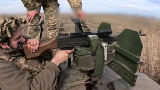 Ngoài ra, súng máy gắn trên tháp pháo của xe tăng Challenger 2 cũng được nâng cấp về khả năng bảo vệ cho pháo thủ, khi gắn thêm một lá chắn phía trước, nhằm giúp pháo thủ khi thò nửa người lên bắn, có thể an toàn trước đạn bộ binh của đối phương tiến công từ phía trước.