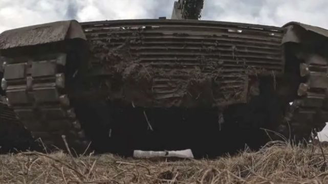 Phần phía trước của thân xe được bổ sung thêm lớp giáp lồng, nhằm tăng thêm khả năng bảo vệ trước tên lửa chống tăng, bằng cách kích hoạt chúng phát nổ, trước khi chúng chạm tới lớp giáp chính của xe tăng.