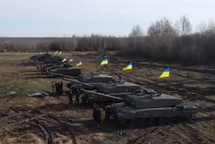 Có thể bây giờ ở London, họ đã “hối hận” vì “đã lỡ” chuyển giao xe tăng “quốc bảo” của mình cho Ukraine; nếu tham gia chiến đấu, thì những chiếc xe tăng Challenger bị phá hủy sẽ xảy ra thường xuyên hơn và điều đó sẽ ảnh hưởng không tốt đến hình ảnh của vũ khí Anh trên thị trường xuất khẩu quốc tế.