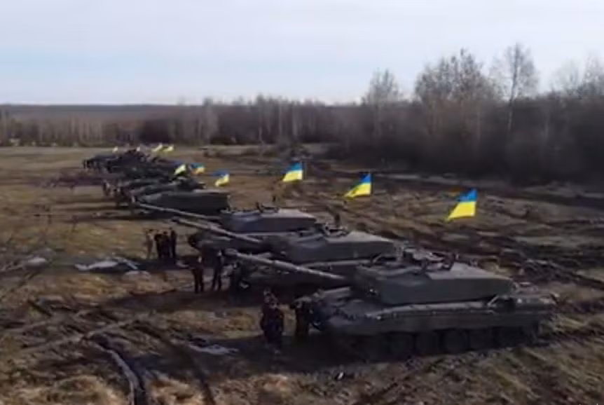 Có thể bây giờ ở London, họ đã “hối hận” vì “đã lỡ” chuyển giao xe tăng “quốc bảo” của mình cho Ukraine; nếu tham gia chiến đấu, thì những chiếc xe tăng Challenger bị phá hủy sẽ xảy ra thường xuyên hơn và điều đó sẽ ảnh hưởng không tốt đến hình ảnh của vũ khí Anh trên thị trường xuất khẩu quốc tế.