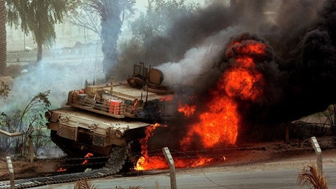 Quân đội Ukraine hy vọng rằng, những chiếc xe tăng M1A1 của Mỹ sẽ đem đến cho Quân đội Ukraine những thành công nhất định ngay khi xuất hiện trên chiến trường. Tuy nhiên, theo chuyên gia Leonkov, Ukraine đang vô ích khi đặt cược thêm vào chiếc xe tăng này, vì M1A1 cháy rất to; giống như những cuộc xung đột trước đây chúng đã tham gia.