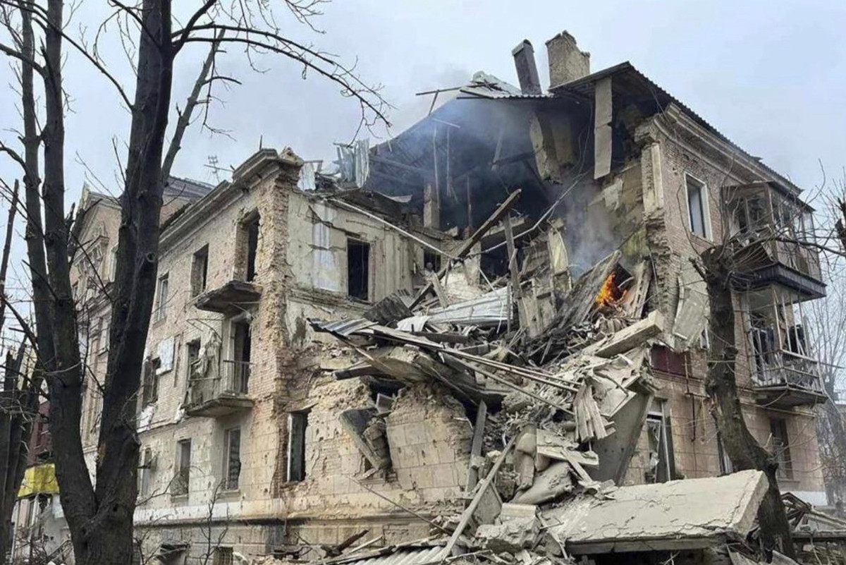 Hiện Quân đội Nga đã chiếm được Nhà máy gia công kim loại màu AZOM ở vị trí cốt lõi của Bakhmut. Quân đội Nga cho rằng, quân Ukraine trong thành phố đã hết 80% đạn và lương thực và hầu như không có cuộc tiếp viện quy mô lớn và có tổ chức nào.