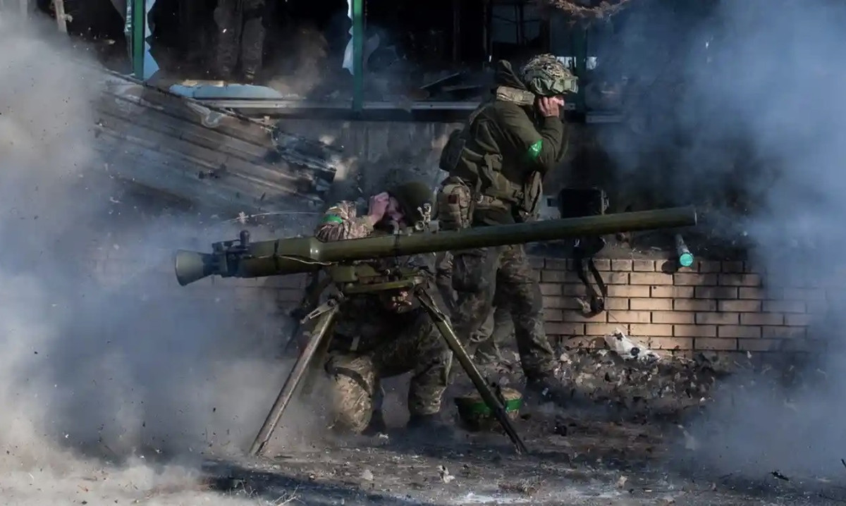 Với kiến trúc của thành phố, ngoài các khu nhà kiên cố san sát nhau là những công trình ngầm phức tạp; một khi đối phương kiên quyết chống cự, sẽ trở thành những cãi bẫy khổng lồ. Những tàn tích trong thành phố càng nhiều và lớn thì càng khó chiến đấu và những trận chiến trong thành phố sẽ gây tổn thất nặng nề cho quân đội Nga.