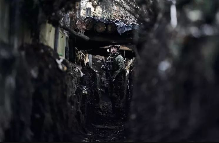 Những người lính của cả hai phía đều phải ẩn nấp sâu dưới hầm, đi ô tô vào ban ngày rất dễ thu hút ngay UAV trinh sát, sau đó là pháo kích của địch. Quân Nga đã bắn dữ dội bằng pháo và súng máy 24/24 và quân Ukraine kháng cự gần như tuyệt vọng.