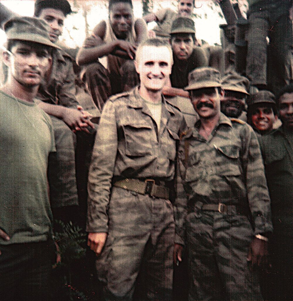 Xung đột càng trở nên căng thẳng hơn bởi những nước ủng hộ khác nhau. FAPLA có sự hậu thuẫn của Liên Xô, Cuba và Đông Đức. UNITA được hỗ trợ bởi viện trợ bí mật từ Mỹ và Nam Phi ( đang trong thời kỳ phân biệt chủng tộc). Bất chấp nhiều năm chiến tranh, FAPLA chưa bao giờ có thể loại bỏ UNITA khỏi phía đông nam đất nước.