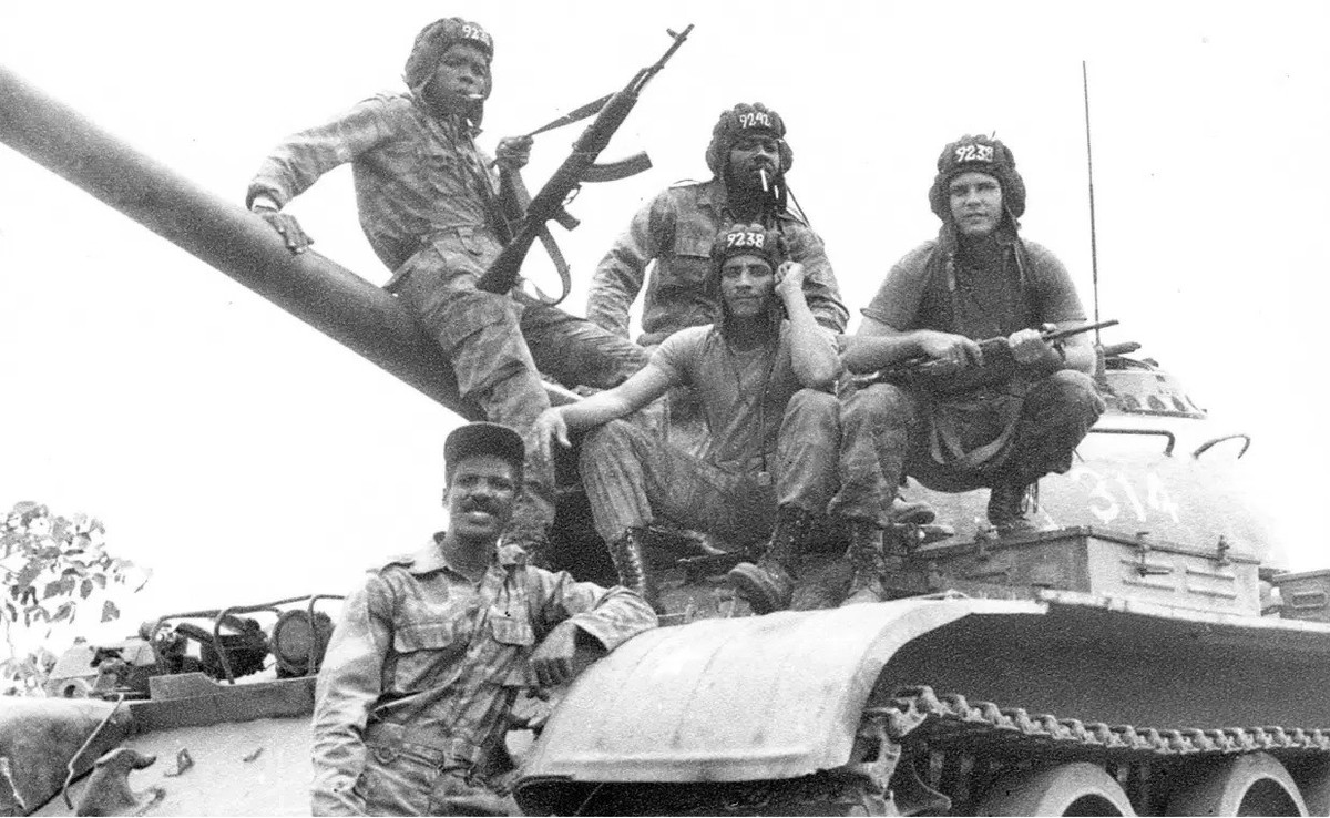 Trong khi đó, FAPLA có sự hỗ trợ từ các xe tăng T-54/55 do Liên Xô sản xuất. Chúng được thiết kế để chiến đấu trong môi trường châu Âu, không phải bụi rậm ở tây nam châu Phi. Những chiếc xe tăng mạnh mẽ đã bị ngăn chặn bởi lực lượng SADF trong một loạt các cuộc giao tranh.