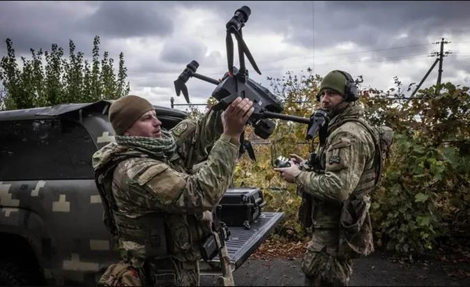 Nhưng thay vì phòng thủ thụ động trước UAV Ukraine, Quân đội Nga đã chủ động phản công toàn diện, phá hủy ngành công nghiệp UAV Ukraine và ngăn chặn UAV Ukraine tấn công Nga. 