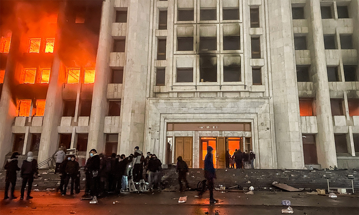 Được biết ngoài súng máy và súng ngắn, lực lượng cực đoan còn thu giữ được vài chục khẩu súng súng phóng lựu chống tăng cỡ nòng lớn và cả tên lửa chống tăng có điều khiển (ATGM); những loại vũ khí này, cho phép lực lượng cực đoan chống lại xe bọc thép.