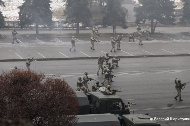 Đồng thời có thông tin rằng, lực lượng bổ sung của Nga đã được cử đến sân bay vũ trụ Baikonur, để bảo vệ cơ sở này; trong khi vài giờ trước đó, đã xuất hiện thông tin về sự xuất hiện của một máy bay, của các công ty bảo vệ tư nhân (PMC) của Nga, ở Almaty.