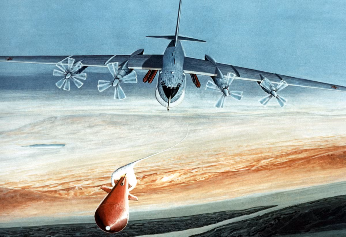 Tháng trước, Nga đã thông báo về việc phát triển một vũ khí phóng từ trên không khác, có khả bố trí vừa trong khoang vũ khí của PAK DA, đó là tên lửa siêu thanh tầm xa Kh-95.