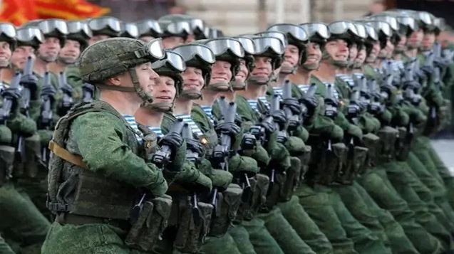 Câu hỏi đặt ra đó là việc mở rộng quy mô quân đội, có phải là “bước đi bất lực” của Điện Kremlin. Đây không phải là lần đầu tiên Điện Kremlin mở rộng quy mô quân đội; vào tháng 8 năm ngoái và đầu năm nay, Điện Kremlin đã tiến hành hai đợt mở rộng quân đội, bổ sung lần lượt 137.000 và 170.000 quân, nâng tổng quân số lên 1,15 triệu và 1,32 triệu.