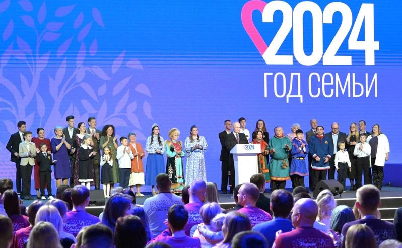 Một con số khác cho thấy, tỷ lệ sinh của Nga đã giảm xuống mức thấp nhất trong 25 năm, buộc Tổng thống Putin phải đưa ra khẩu hiệu đáng kinh ngạc là “mỗi gia đình 8 con”. Bộ trưởng Bộ Y tế thuộc vùng lãnh thổ Primorsky ở Viễn Đông, thậm chí còn công khai khuyến khích người Nga, tận dụng thời gian nghỉ làm để sinh con.