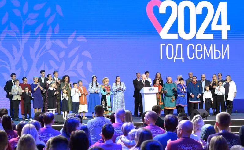 Một con số khác cho thấy, tỷ lệ sinh của Nga đã giảm xuống mức thấp nhất trong 25 năm, buộc Tổng thống Putin phải đưa ra khẩu hiệu đáng kinh ngạc là “mỗi gia đình 8 con”. Bộ trưởng Bộ Y tế thuộc vùng lãnh thổ Primorsky ở Viễn Đông, thậm chí còn công khai khuyến khích người Nga, tận dụng thời gian nghỉ làm để sinh con.