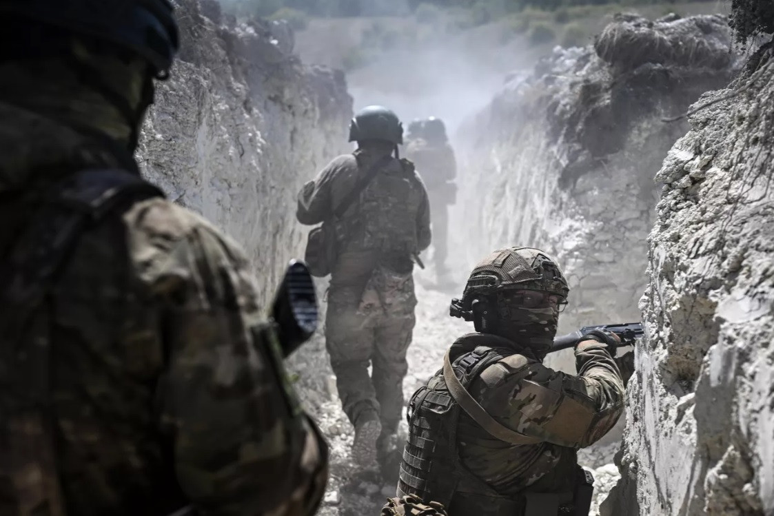 Điều rắc rối hơn nữa là nước Nga hiện đang trong tình trạng thời chiến, và nhiều binh lính đều phải ra chiến trường. Trong hai lần mở rộng quân đội vừa qua, nhiều thanh niên trong độ tuổi đi học đã chọn cách ra nước ngoài, để trốn nghĩa vụ quân sự. Nếu tình trạng này tiếp tục lan rộng, không chỉ gây thiếu hụt quân số, mà còn gây mất ổn định nội bộ, thậm chí có thể gây ra bất ổn xã hội.