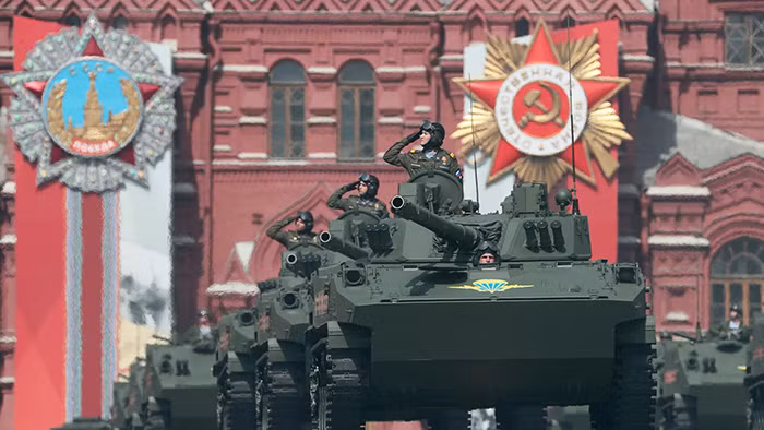 Tất nhiên, đằng sau lệnh mở rộng quân đội, không chỉ đơn giản là bổ sung quân số, mà còn liên quan đến việc trang bị vũ khí, khí tài. Trong cuộc chiến chống Ukraine hiện nay, Điện Kremlin rõ ràng hy vọng giành được lợi thế từ vũ khí trang bị, từ đó đảm bảo an ninh nội địa và ngăn chặn sự can thiệp trực tiếp của NATO.