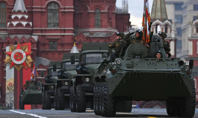 Mặc dù Nga có “quân đội triệu người” từ ngay trong những ngày đầu tái thành lập nước Nga, sau khi Liên Xô tan rã năm 1991, nhưng do lãnh thổ nước Nga rộng lớn, trải dài khắp châu Á và châu Âu, nên nước này không thể tập trung toàn bộ sức mạnh quân sự ở mặt trận phía Tây. 