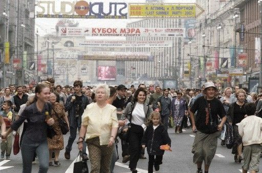 Từ cuối Thế chiến thứ hai đến nay, một trong những nguồn lực khan hiếm nhất của Nga là nhân lực. Trách nhiệm chính của bất kỳ quân đội là bảo vệ đất nước và không tham gia sản xuất, xây dựng xã hội. Do đó, quân đội có quy mô lớn, có thể kìm hãm sự phát triển kinh tế của đất nước.