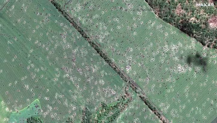 Nhưng mới đây, phía Ukraine đã tung ra một bức ảnh cho thấy, mặc dù trận địa phòng ngự của Quân đội Ukraine bị tàn phá nặng nề, có thể sánh ngang với bề mặt của mặt trăng; nhưng không khó để nhận thấy rằng, những quả đạn pháo thông thường do pháo binh Nga bắn ra, có rất tỷ lệ trúng đích thấp.