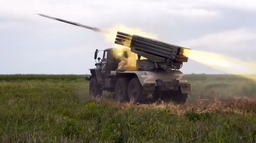 Quan trọng hơn, theo Ukraine, lý do khiến pháo binh Nga bắn hàng trăm quả đạn pháo mỗi giờ, để thực hiện các cuộc pháo kích liên tục vào các vị trí của Ukraine, là để bù đắp cho sự thiếu hụt về chất lượng thông qua số lượng.