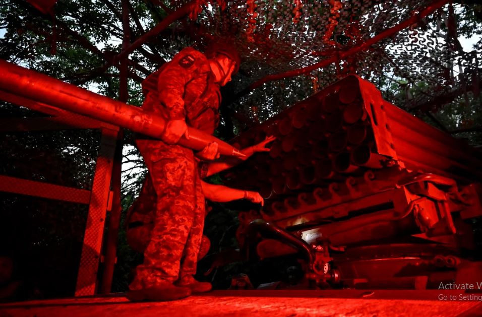 Đầu tiên là các yếu tố kinh tế. Số phận của thành phố Pokrovsk quyết định tương lai của ngành luyện kim còn lại của Ukraine. Thứ hai là yếu tố hậu cần, nếu chiếm được Pokrovsk, sẽ mở đường cho quân Nga tiến tới tỉnh Dnipropetrovsk. Thứ ba là yếu tố chính trị: Trận chiến giành Pokrovsk sẽ ảnh hưởng đáng kể đến tinh thần của người Ukraine.