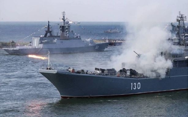 Tổng thống Putin cho biết, Nga sẽ tiếp tục tăng cường xây dựng lực lượng hải quân, bao gồm cả lực lượng hạt nhân chiến lược. Ngoài ra, Nga sẽ phát triển một cách có hệ thống và toàn diện các loại vũ khí cũng như cải thiện khả năng tấn công của mình. (Nguồn ảnh: CNN, Forbes, Al Jazeera, TASS).